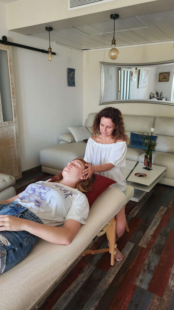 Séance de Reiki Usui à Villeneuve-Loubet par Véronique Hulin sur une jeune fille