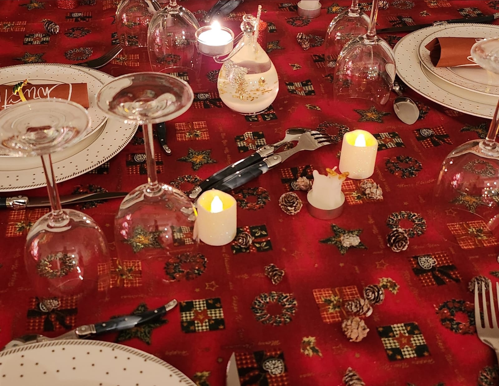 Table de Noël rouge dressée pour le bien-être énergétique