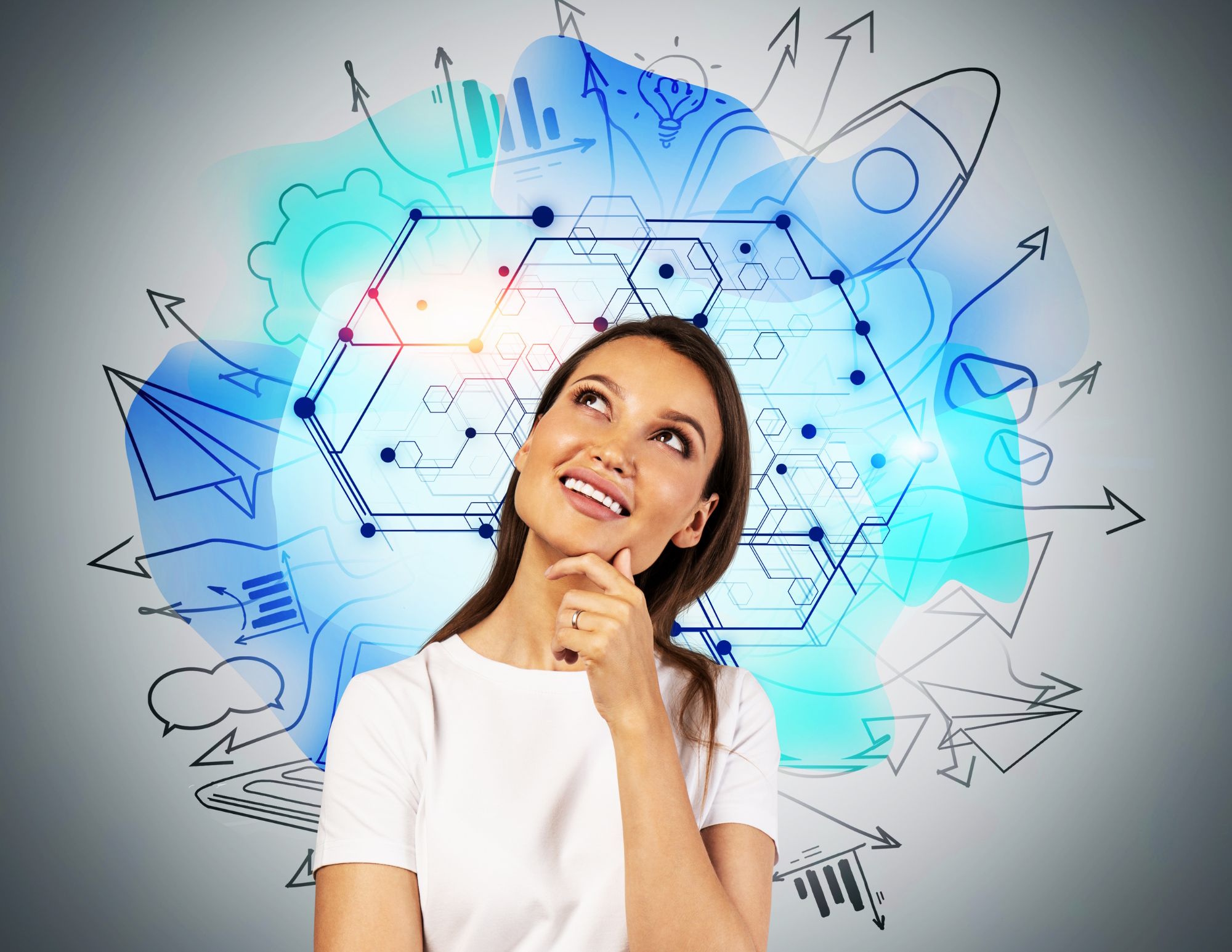 Visualisation : Femme souriante visualisant son avenir avec intuition
