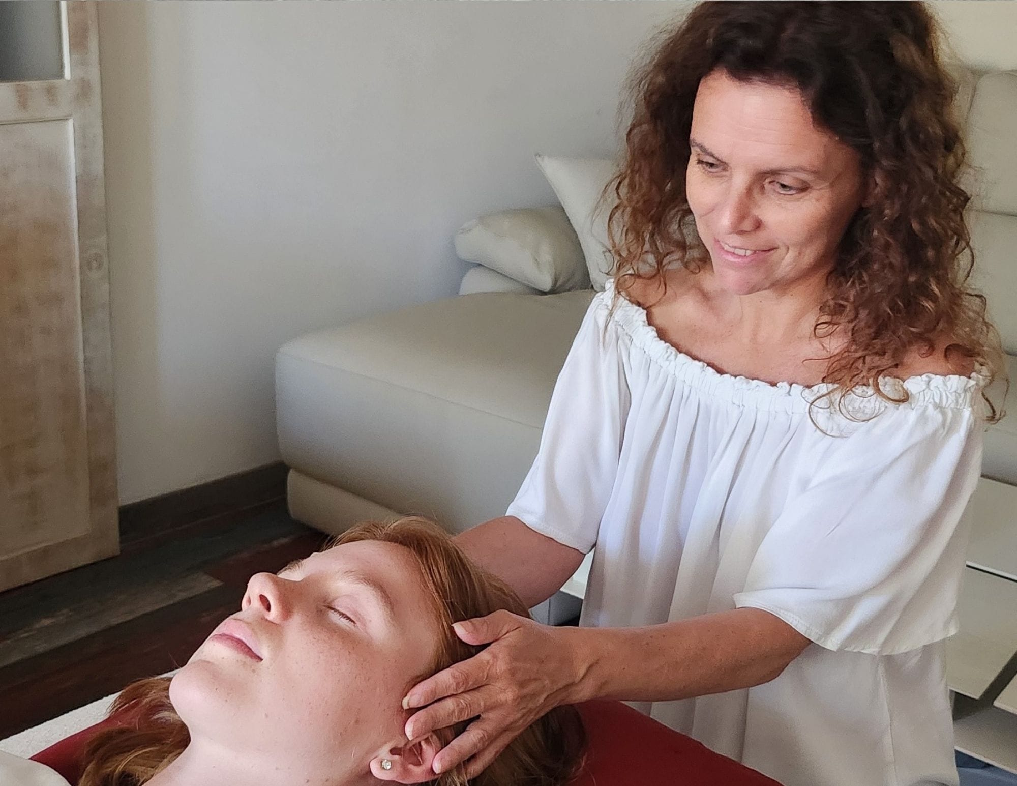 Véronique Hulin pratiquant un soin énergétique Reiki