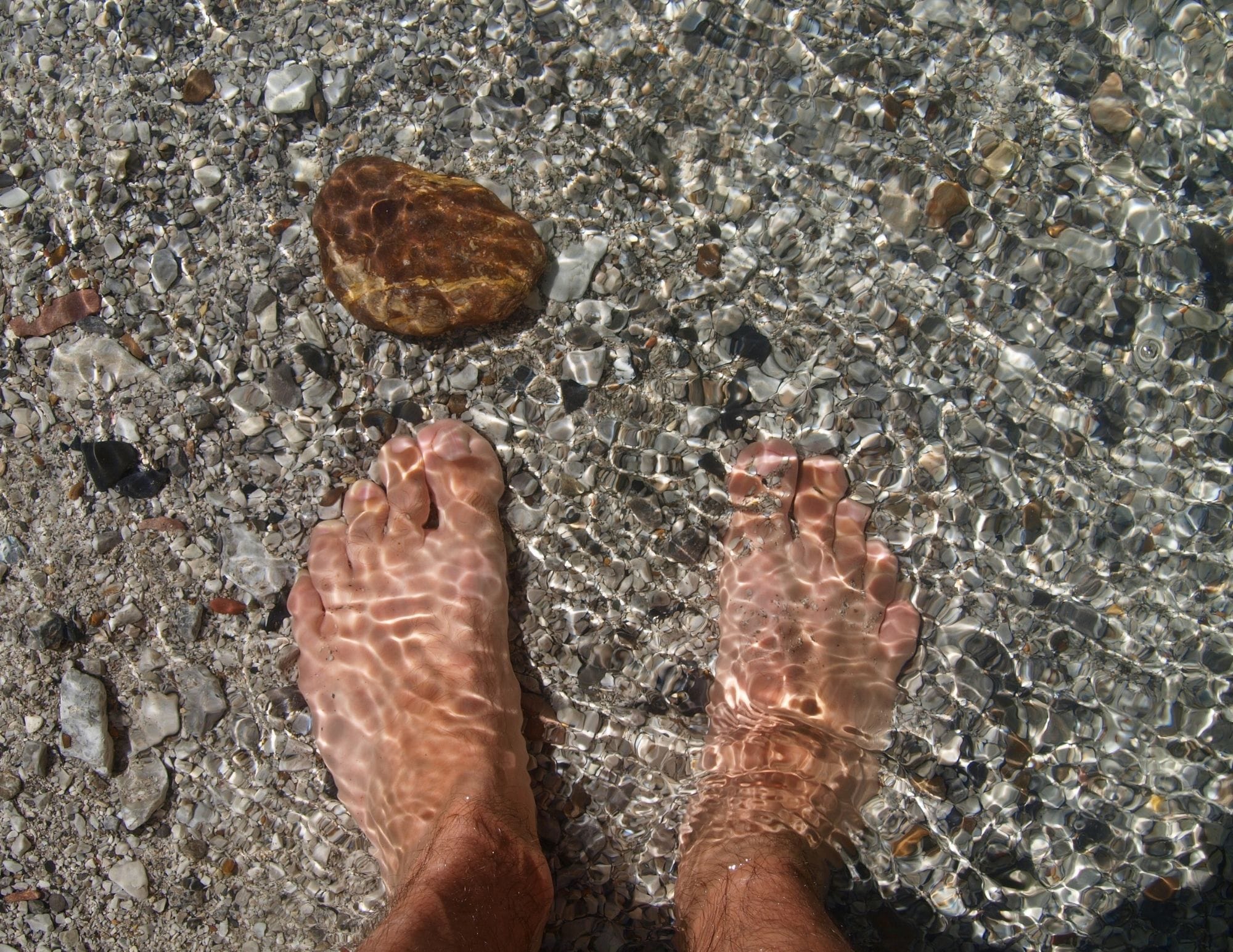 Ancrage sensoriel avec les pieds dans l'eau pour apaiser le mental