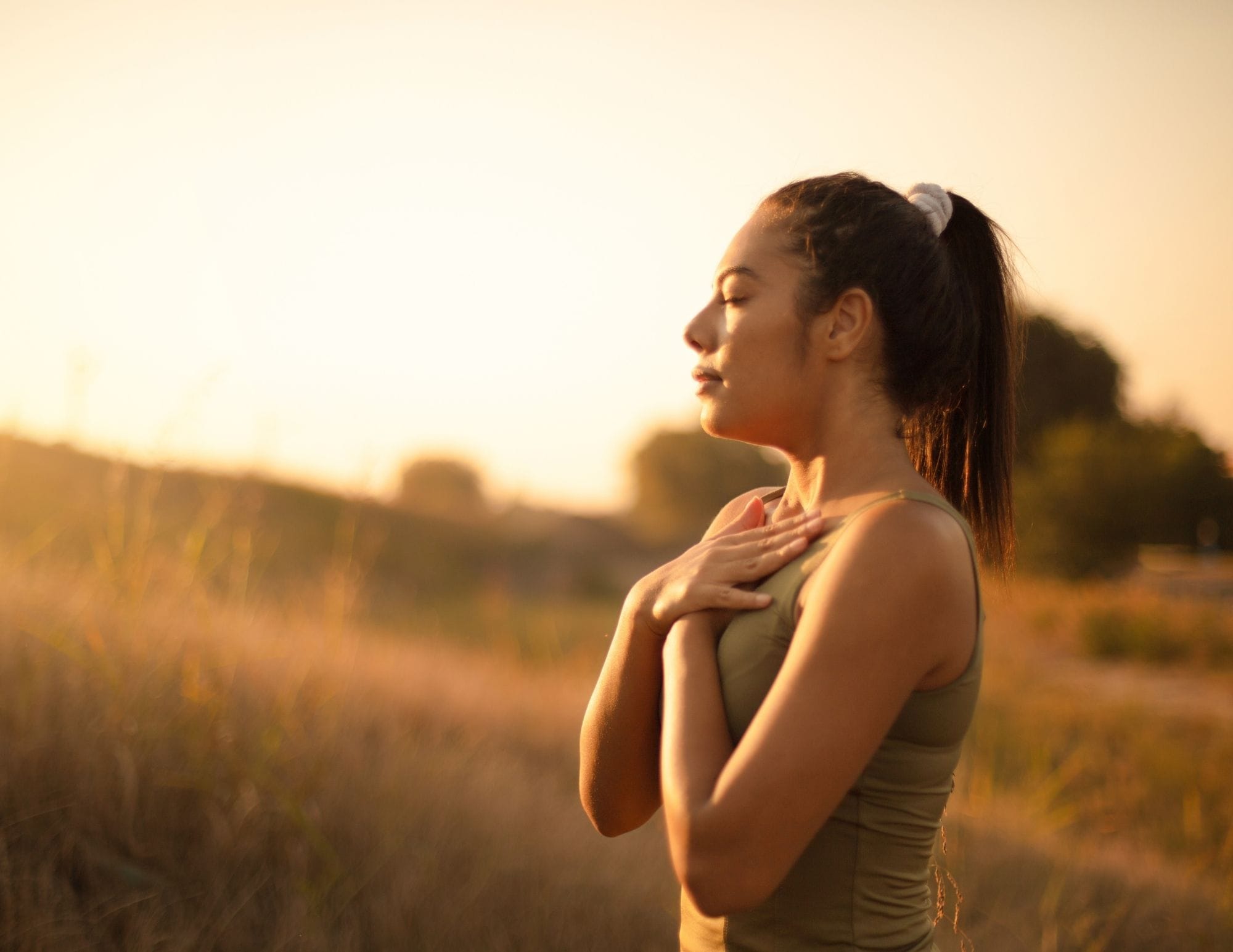 Femme respirant en conscience dans une prairie pour la sérénité