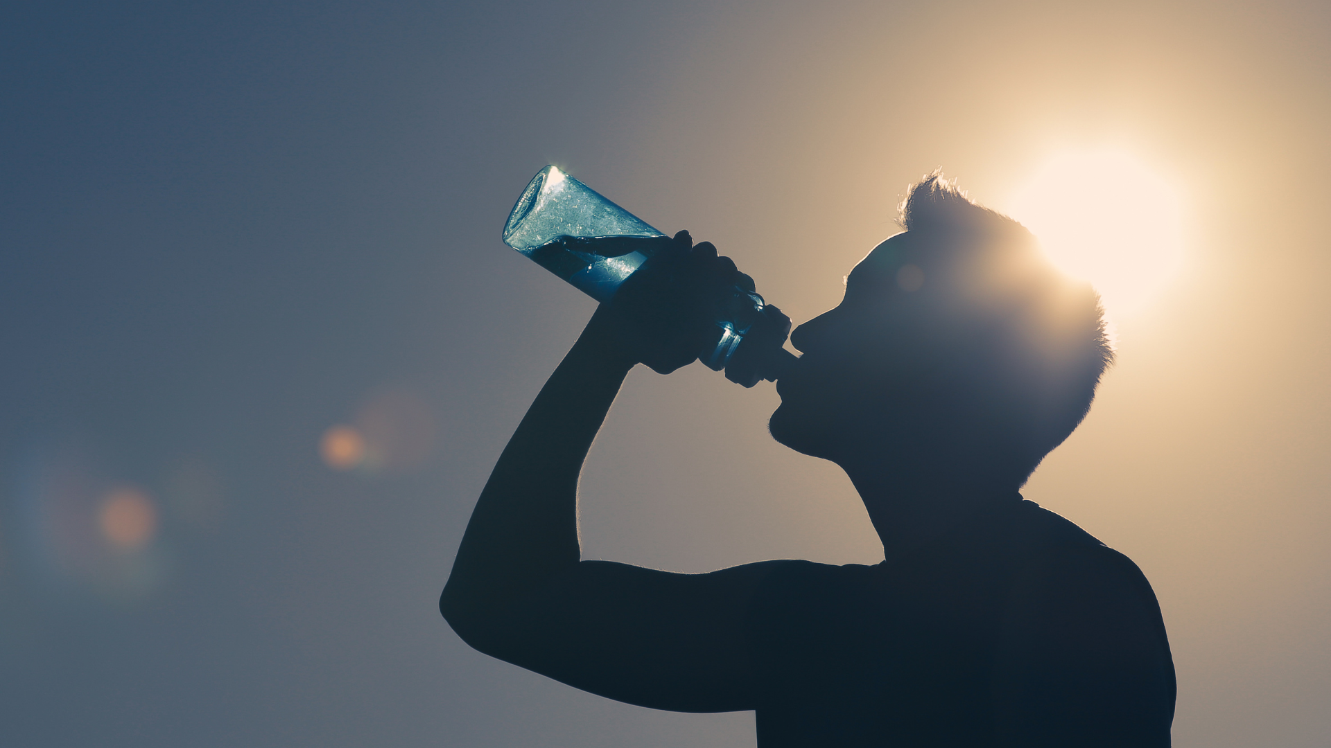 Boire de l'eau après une séance de Reiki pour accompagner le nettoyage du corps