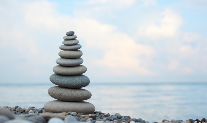 Pile de galets zen illustrant l'équilibre intérieur d'une séance longue