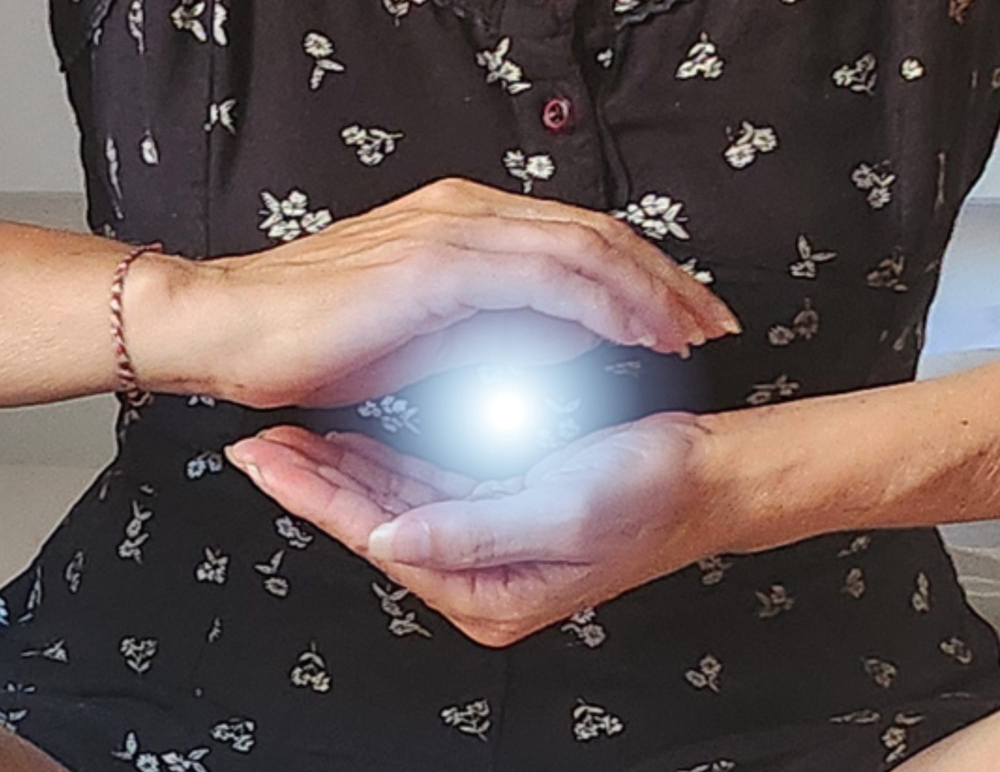 Mains canalisant l'énergie universelle de vie pour un soin Reiki Usui