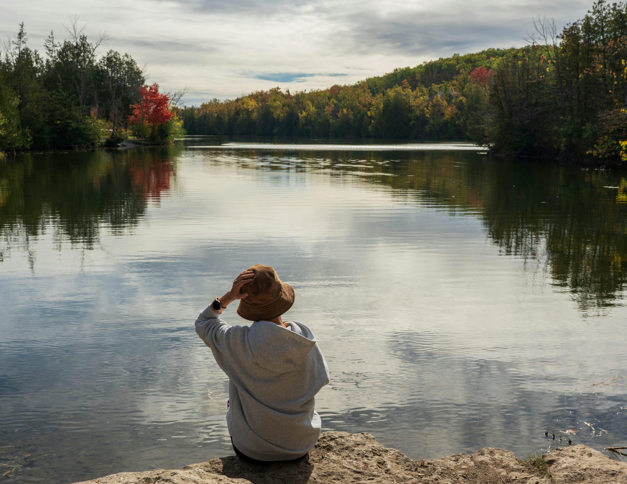Une personne face à l’océan dans la nature connectée au mouvement du vivant