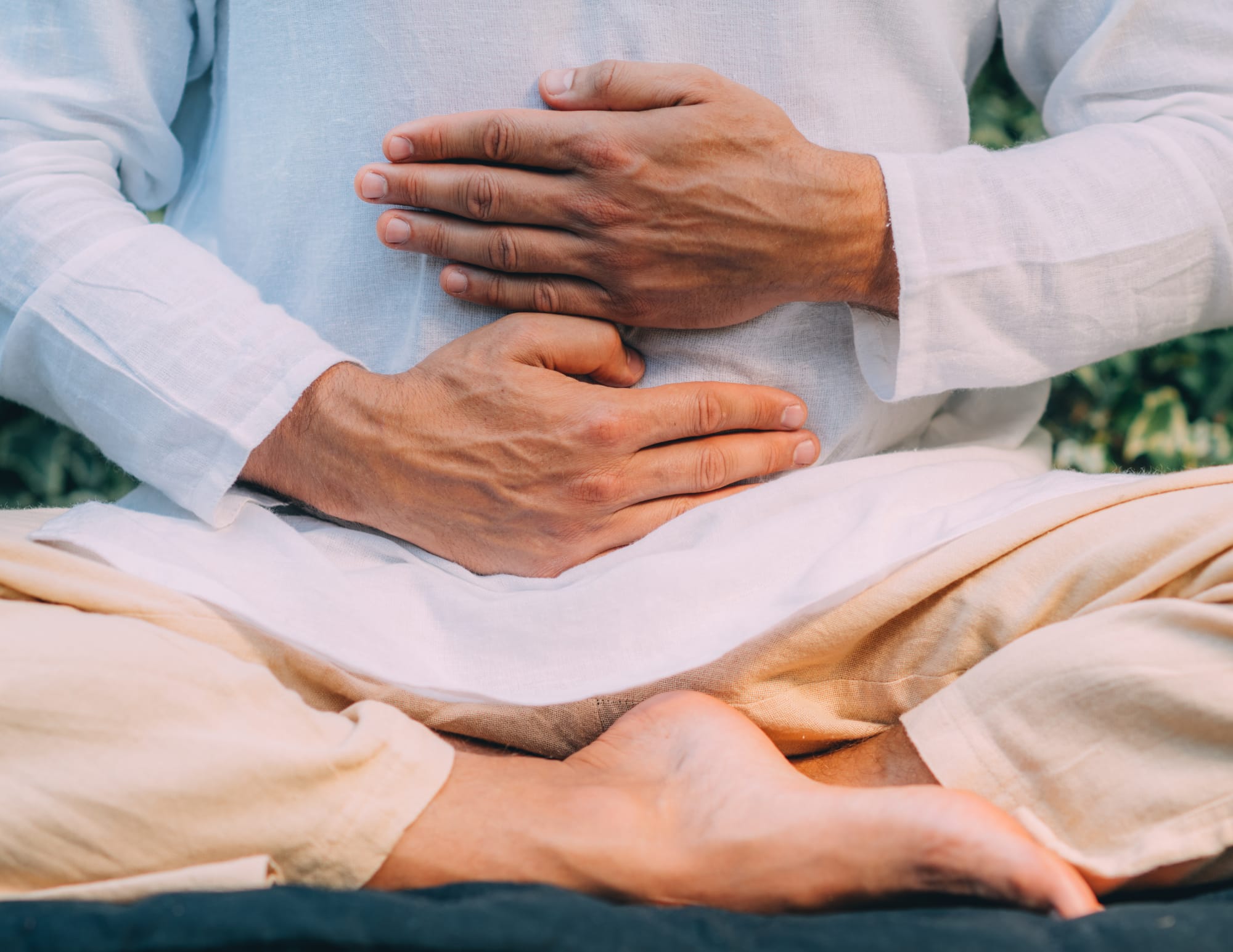 Personne pratiquant un auto-traitement Reiki au niveau du ventre