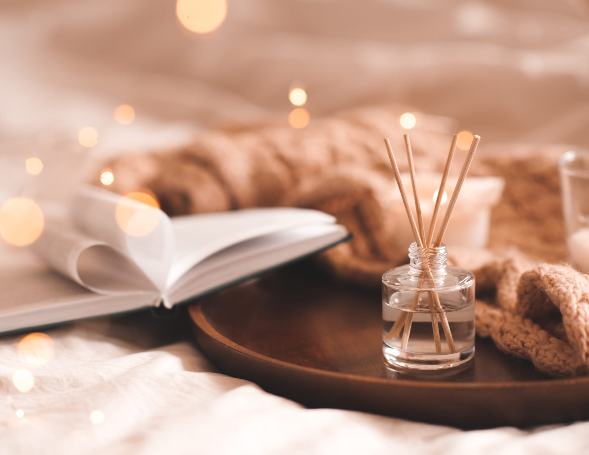 Livre ouvert avec une bougie dans une ambiance douce d'apprentissage et de formation Reiki