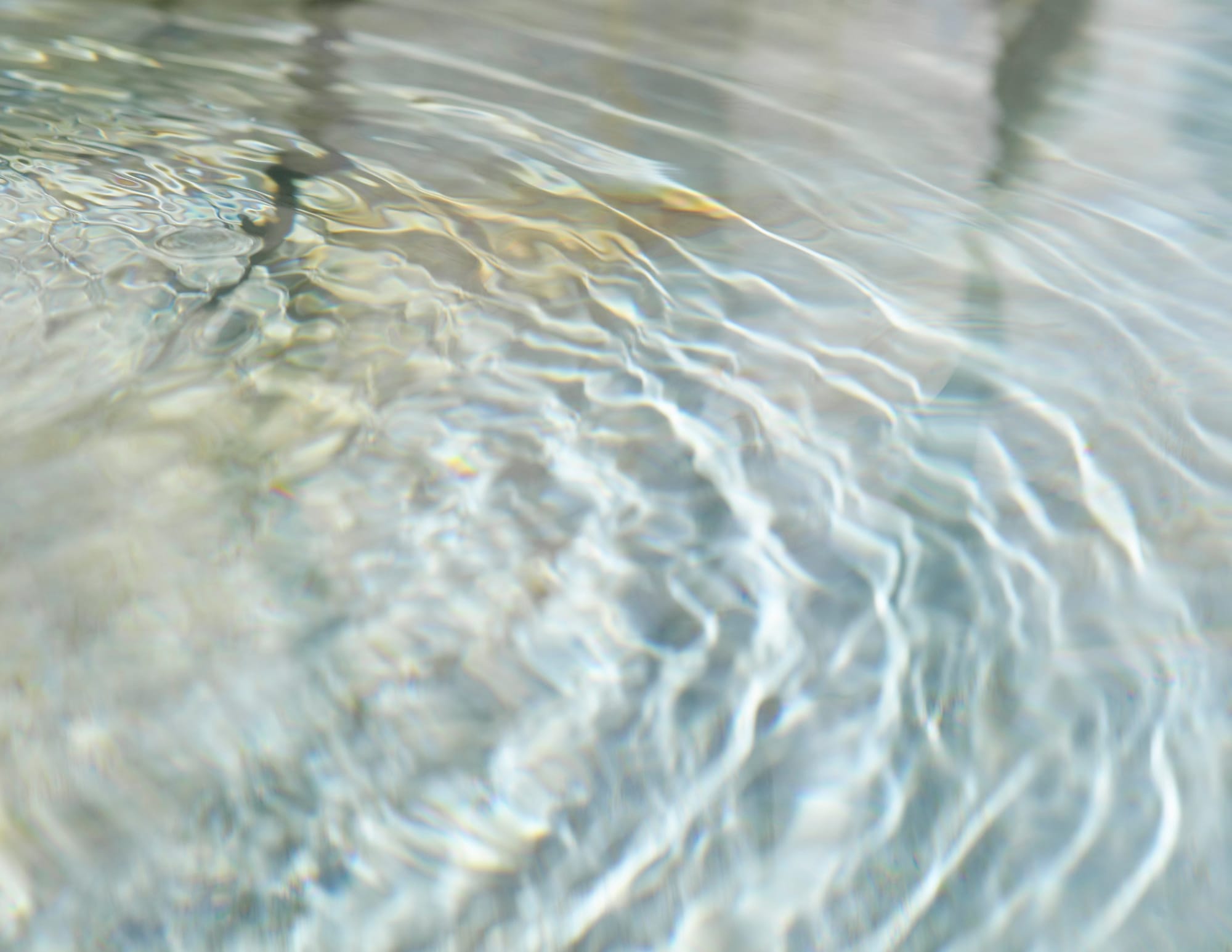 Ondulations dans l'eau claire illustrant l'impact des vibrations vocales
