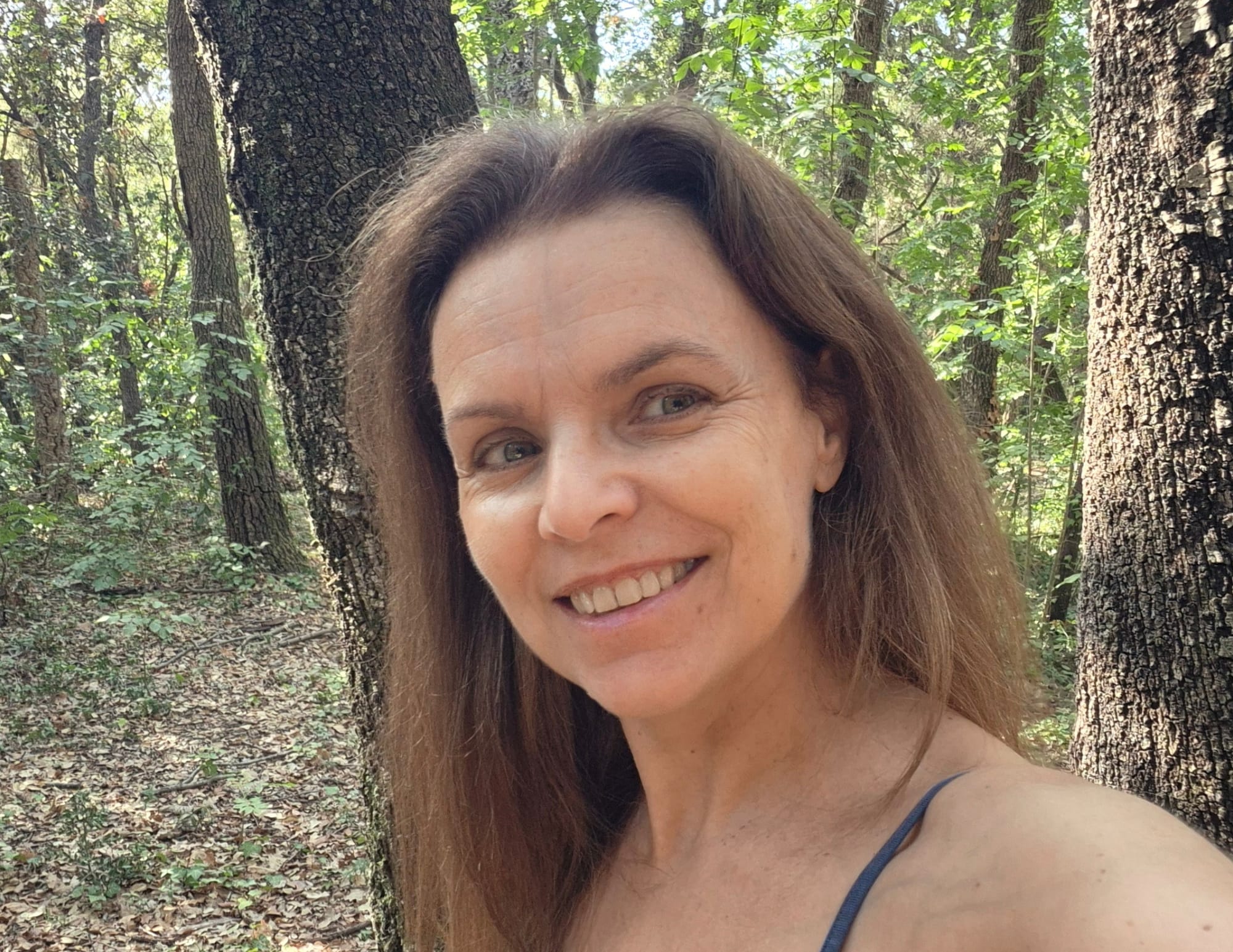 Véronique d'Un Temps Pour Toi en forêt pour un ancrage profond du chakra racine